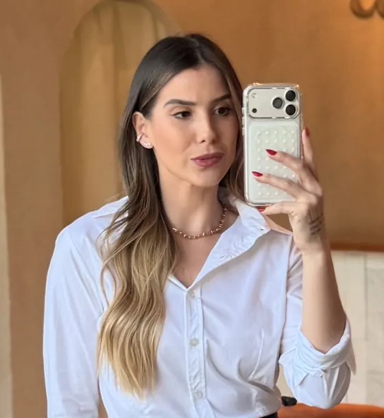 Ana Laura de camisa branca, da cintura para cima
