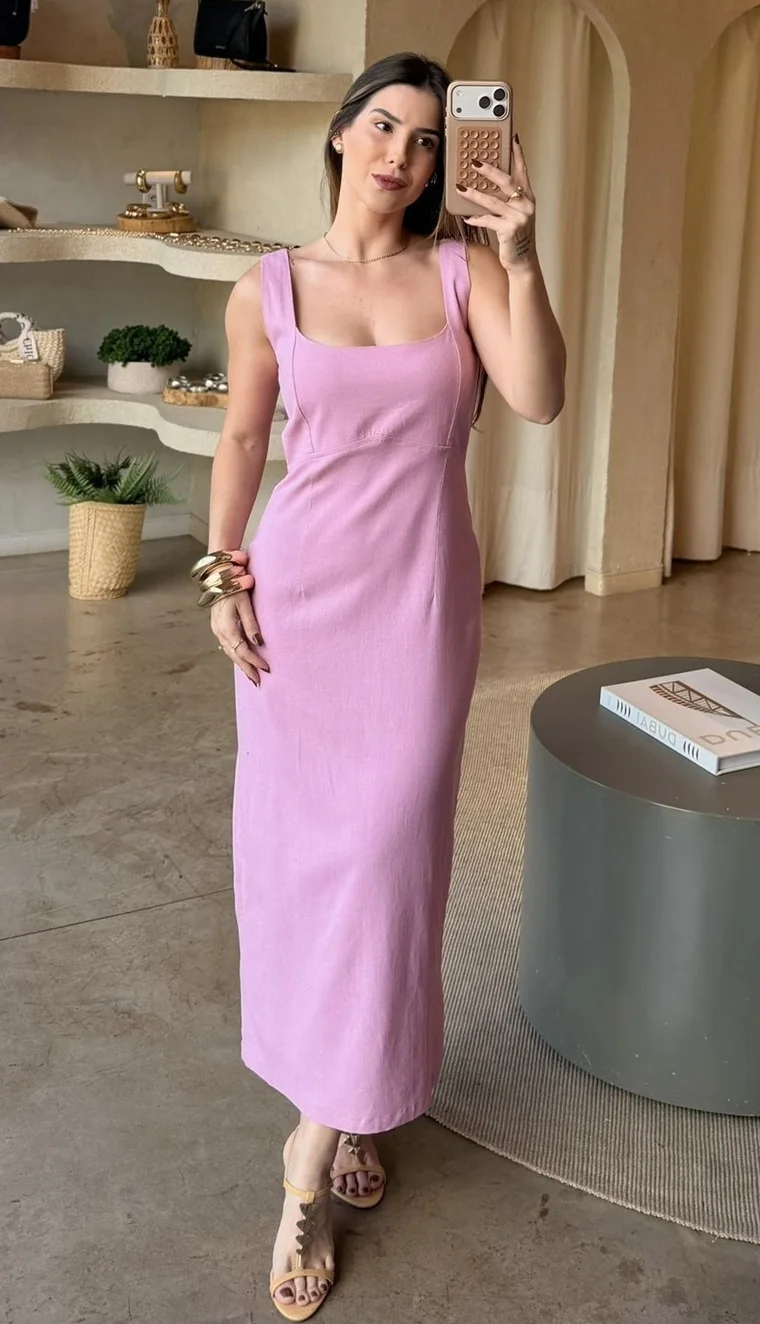 Ana Laura de vestido longo rosa-lilás