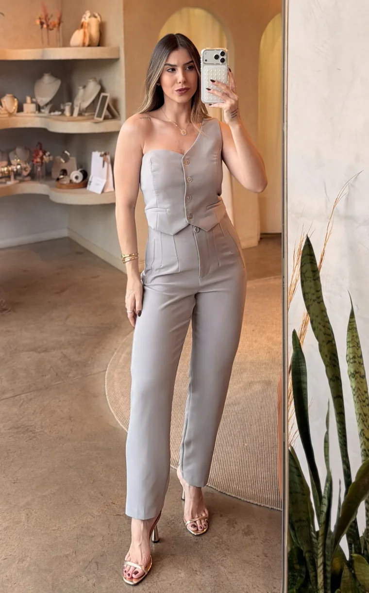 Ana Laura de conjunto cinza de um ombro só, top e calça