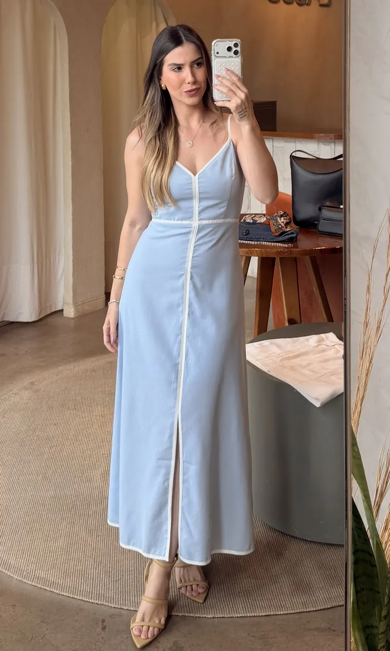 Ana de vestido longo azul-claro de alcinha com vivo branco na frente